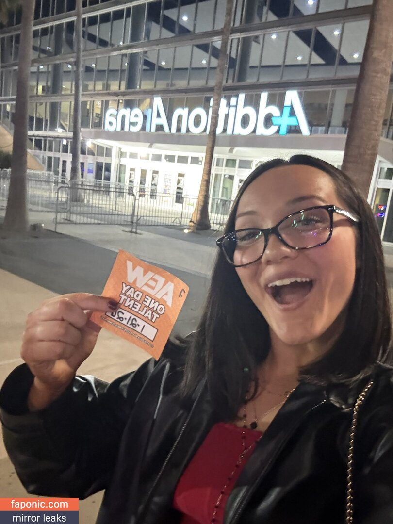 Izzy Moreno / ItsIzzyMania